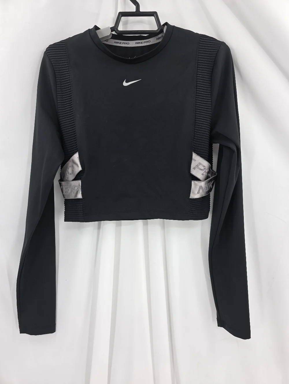 Nike Pro Aeroadapt CROPPED Long Sleeve‎ Stretch BV4134-010 Black Womens Medium.